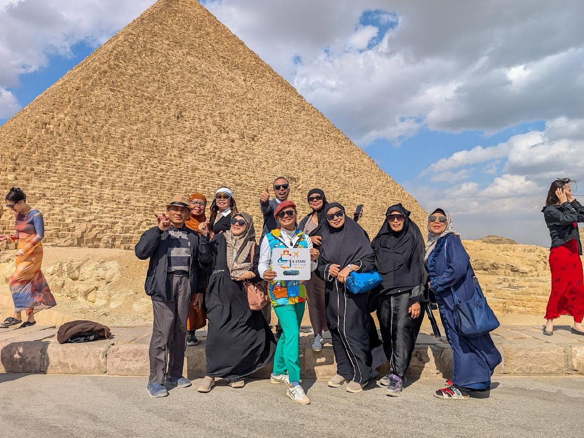 Day tour to Giza Pyramids, Memphis and Sakkara